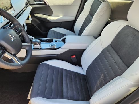 New 2025 Mitsubishi Outlander SE image 10