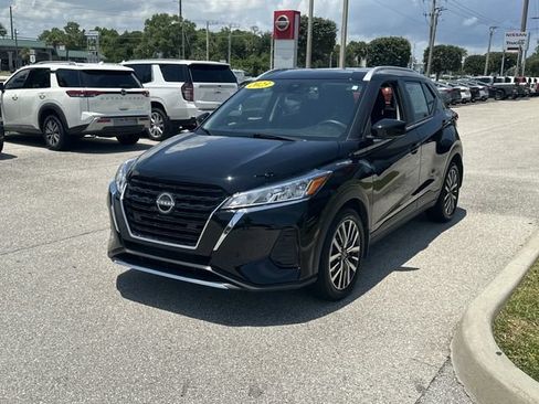 Used 2023 Nissan Kicks SV FWD image 3