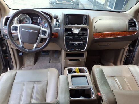Used 2015 Chrysler Town & Country Touring-L w/ Trailer Tow Group FWD image 9