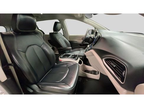 Used 2024 Chrysler Pacifica Touring-L image 17