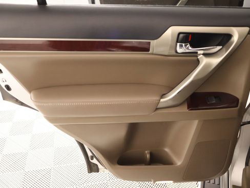 Used 2018 Lexus GX 460 Premium w/ Premium Package image 18