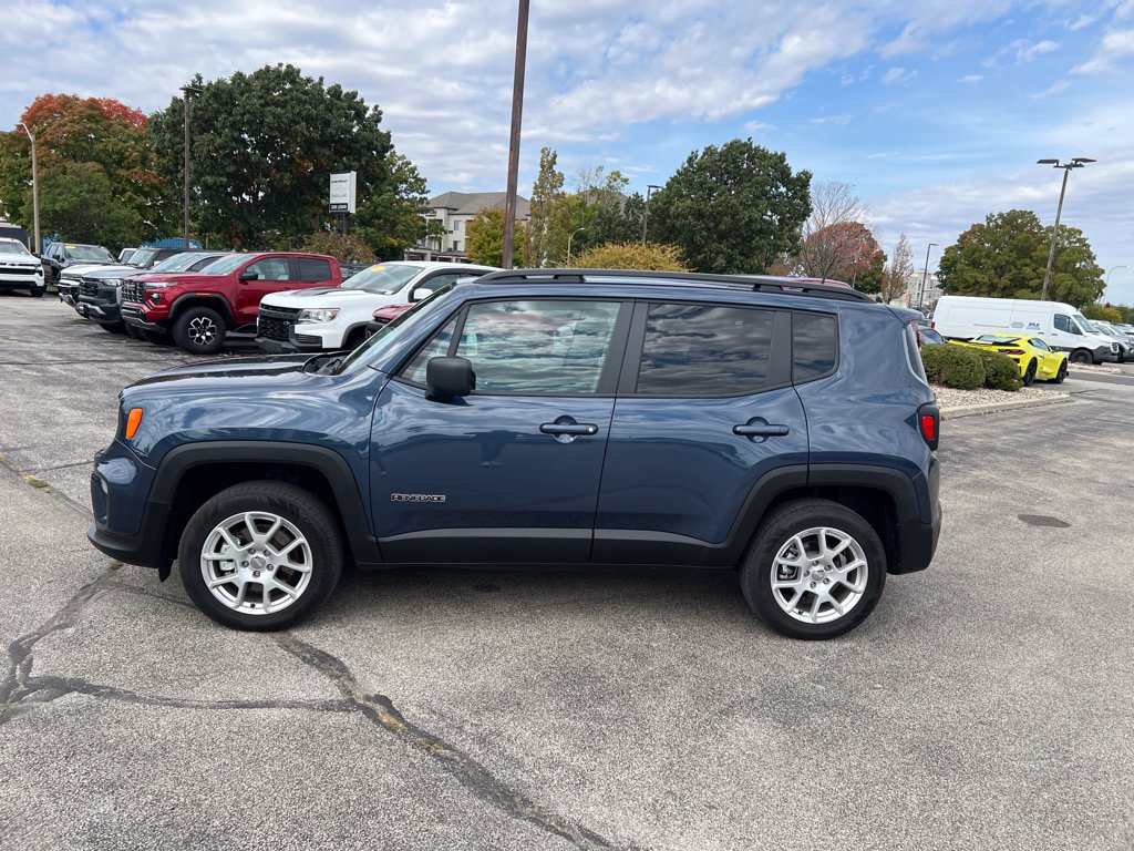 Used 2023 Jeep Renegade Latitude w/ Premium Group AWD/4WD image 3