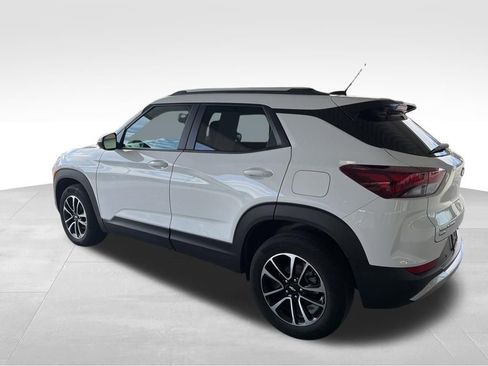 Used 2025 Chevrolet TrailBlazer LT w/ Driver Confidence Package image 3