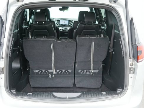 Used 2024 Chrysler Pacifica Touring-L w/ S Appearance Package FWD image 8