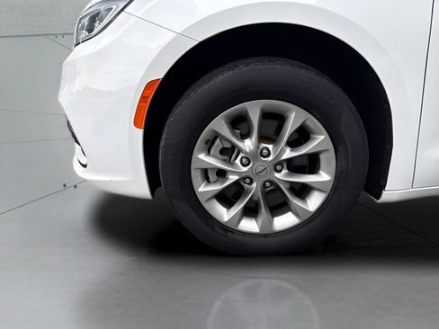 Used 2023 Chrysler Pacifica Touring-L AWD/4WD image 4