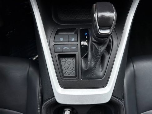 Used 2021 Toyota RAV4 XLE Premium image 21