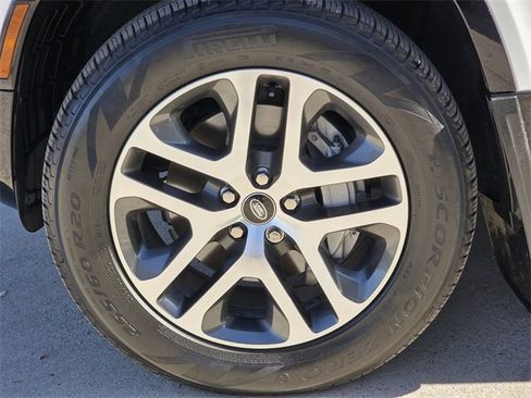 Used 2024 Land Rover Defender 110 X-Dynamic SE image 8