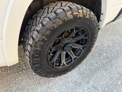 Used 2019 RAM 1500 Laramie AWD/4WD image 9