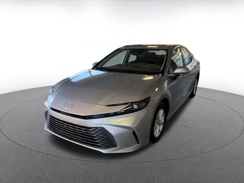 Used 2025 Toyota Camry LE image 7