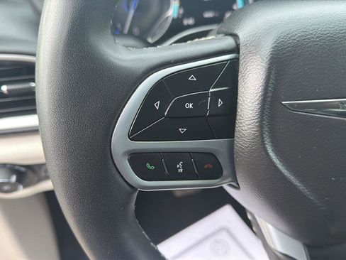 Used 2024 Chrysler Pacifica Touring-L image 18