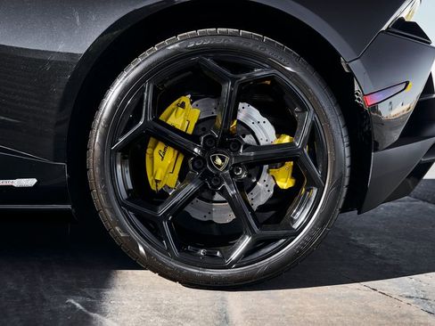 Used 2021 Lamborghini Huracan EVO image 25