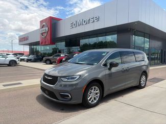 Used 2025 Chrysler Pacifica Select FWD video 1