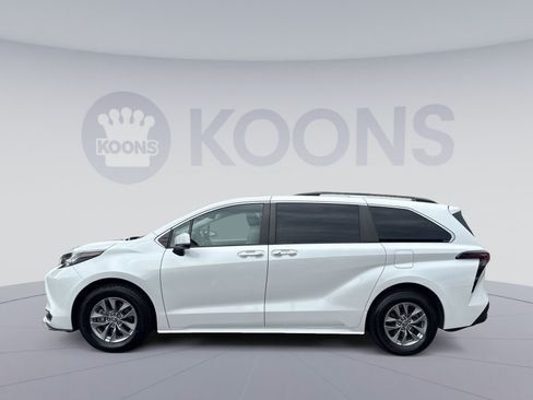 Used 2023 Toyota Sienna XLE FWD image 2