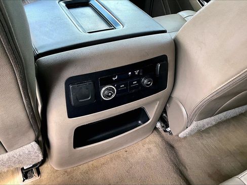 Used 2018 Chevrolet Suburban LT RWD image 10