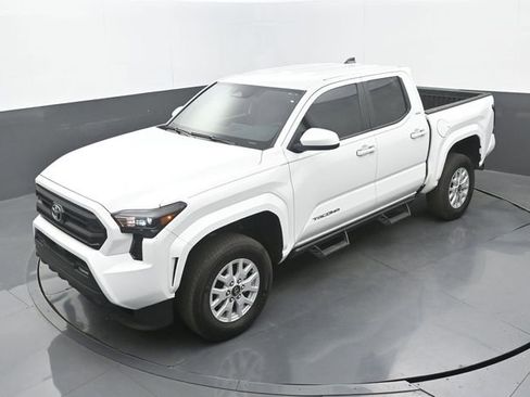 Used 2025 Toyota Tacoma SR5 AWD/4WD image 16