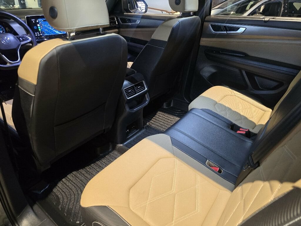 Used 2024 Volkswagen Atlas Cross Sport SE w/ Panoramic Sunroof Package FWD image 19