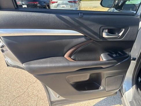 Used 2019 Toyota Highlander XLE image 22