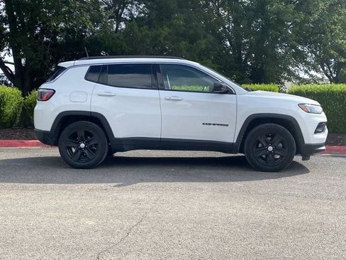 Used 2022 Jeep Compass Latitude FWD image 2