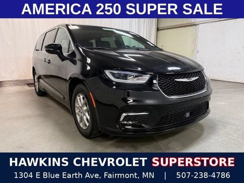 Used 2025 Chrysler Pacifica Select FWD image 1
