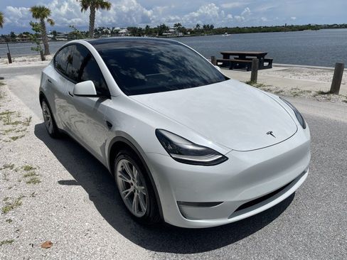 Used 2021 Tesla Model Y Long Range AWD/4WD image 30