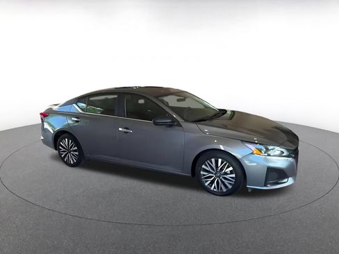 Used 2025 Nissan Altima 2.5 SV FWD image 2
