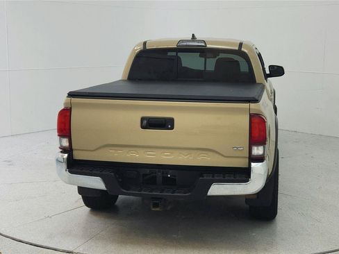 Used 2018 Toyota Tacoma TRD Off-Road AWD/4WD image 6