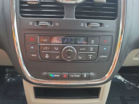 Used 2015 Chrysler Town & Country Touring w/ Driver Convenience Group FWD image 22