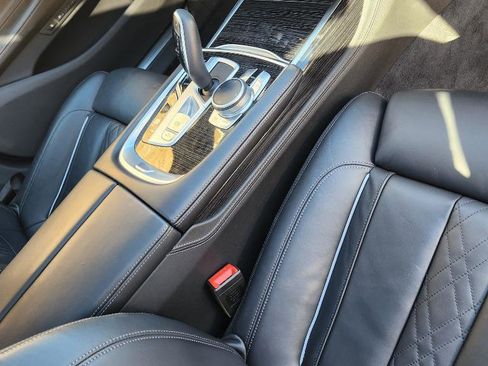 Used 2022 BMW 750i xDrive w/ M Sport Package image 12