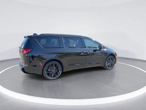 New 2026 Chrysler Pacifica Limited image 8