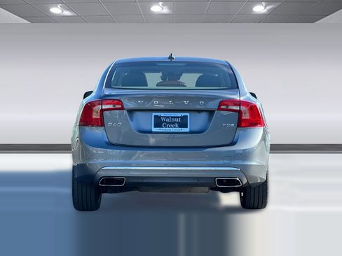 Used 2017 Volvo S60 T5 Inscription Platinum image 9