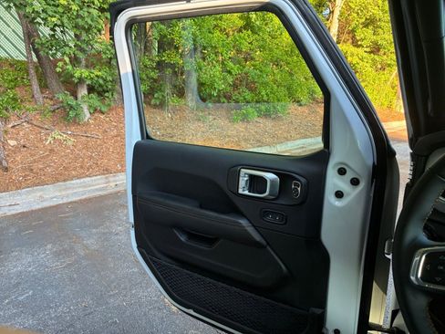 Used 2025 Jeep Wrangler Unlimited Sahara AWD/4WD image 20