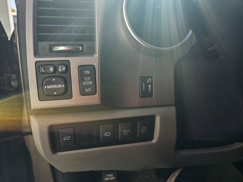 Used 2010 Toyota Sequoia Limited image 28