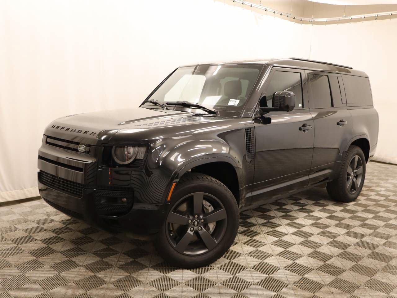 Used 2025 Land Rover Defender 130 X-Dynamic SE AWD/4WD image 1