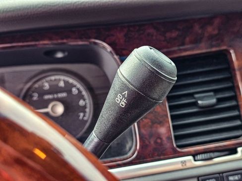 Used 2006 Lincoln Town Car Signature Limited image 18