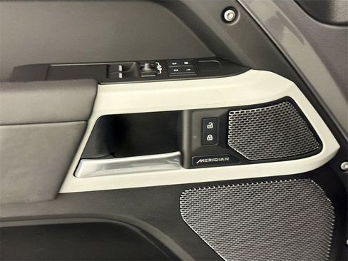 Used 2024 Land Rover Defender 90 X-Dynamic SE image 17