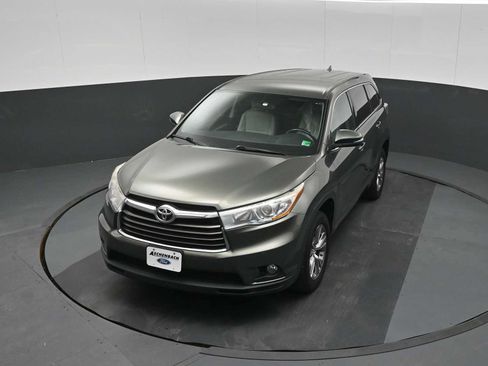 Used 2016 Toyota Highlander Plus FWD image 12