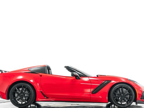 Used 2019 Chevrolet Corvette ZR1 RWD image 2