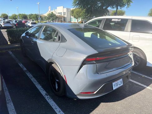 Used 2025 Toyota Prius LE FWD image 5
