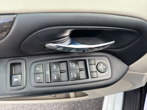 Used 2016 Dodge Grand Caravan SXT w/ Rear Park Assist Package FWD image 12