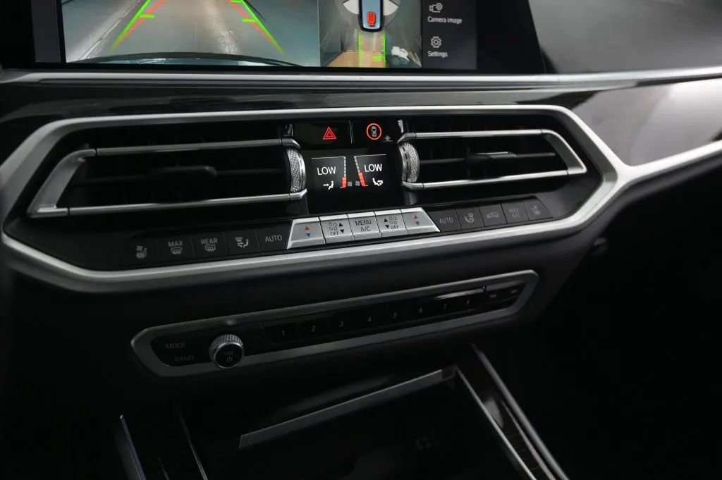 Used 2021 BMW X7 xDrive40i w/ M Sport Package AWD/4WD image 29
