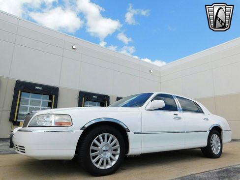 Used 2003 Lincoln Town Car Executive image 9