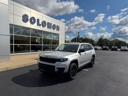 Used 2024 Jeep Grand Cherokee L Laredo image 2