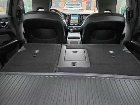 Used 2023 Volvo XC60 B5 Core image 18