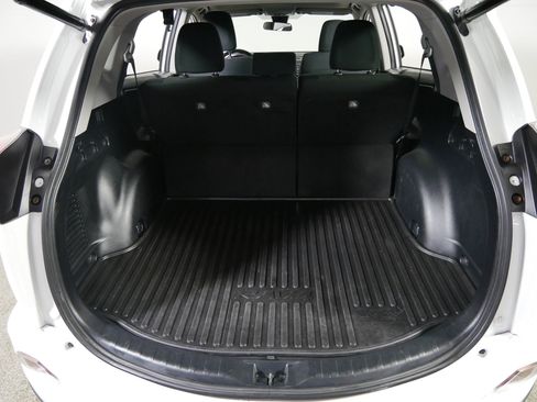 Used 2018 Toyota RAV4 XLE AWD/4WD image 18