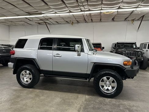 Used 2007 Toyota FJ Cruiser 4WD image 2