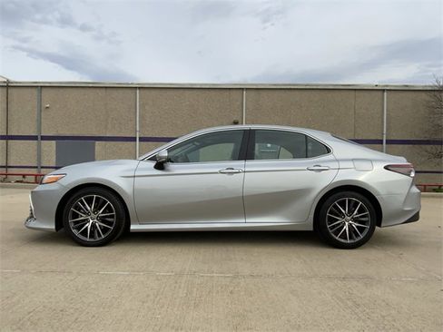 Used 2022 Toyota Camry XLE image 2