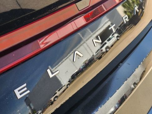 Used 2025 Hyundai Elantra SE image 12