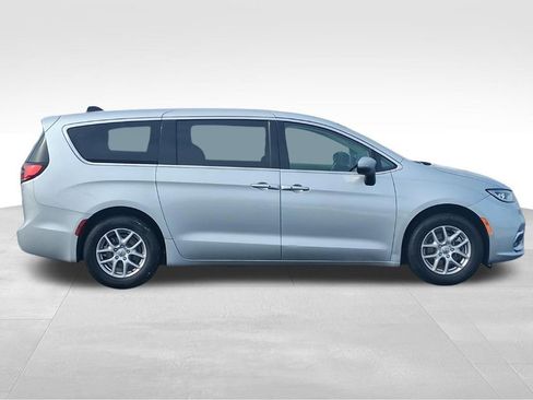 Used 2023 Chrysler Pacifica Touring-L image 5