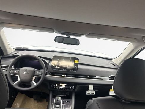 New 2025 Mitsubishi Outlander SE image 36