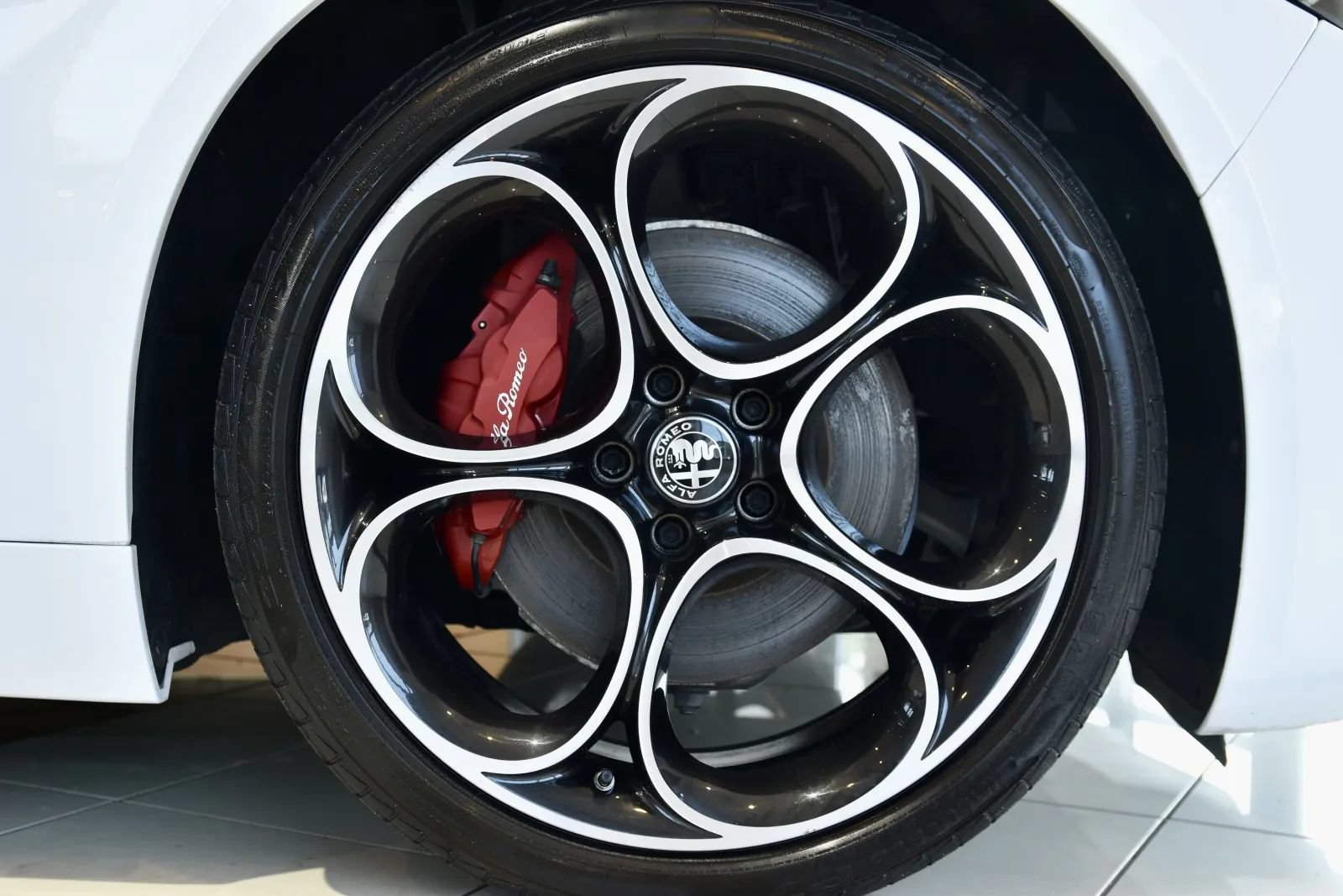 Used 2023 Alfa Romeo Giulia Veloce AWD/4WD image 9
